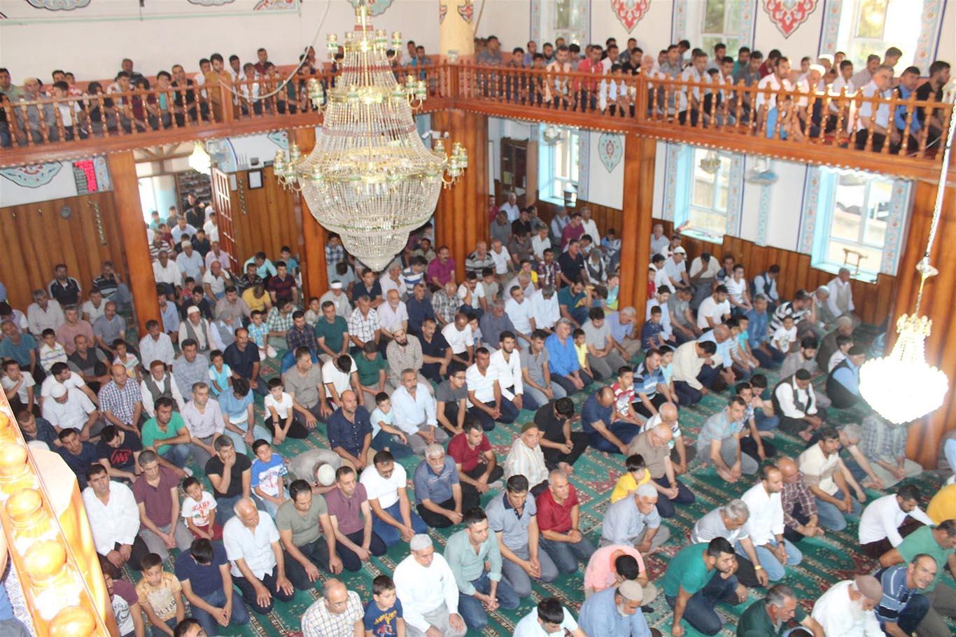 Kahta’da bayram namazı için halk camilere akın etti